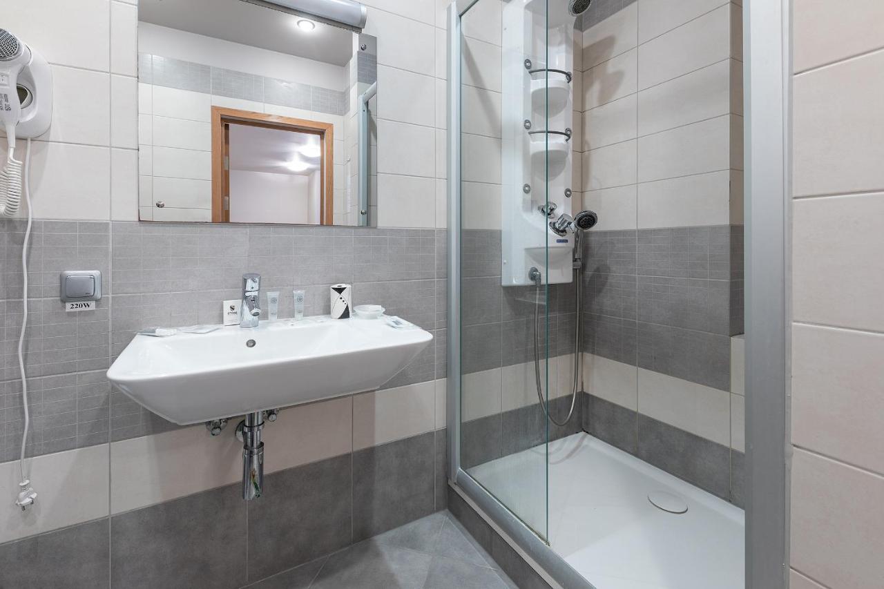 Room In Guest Room - Valensija - Large Suite ยูร์มาลา ภายนอก รูปภาพ